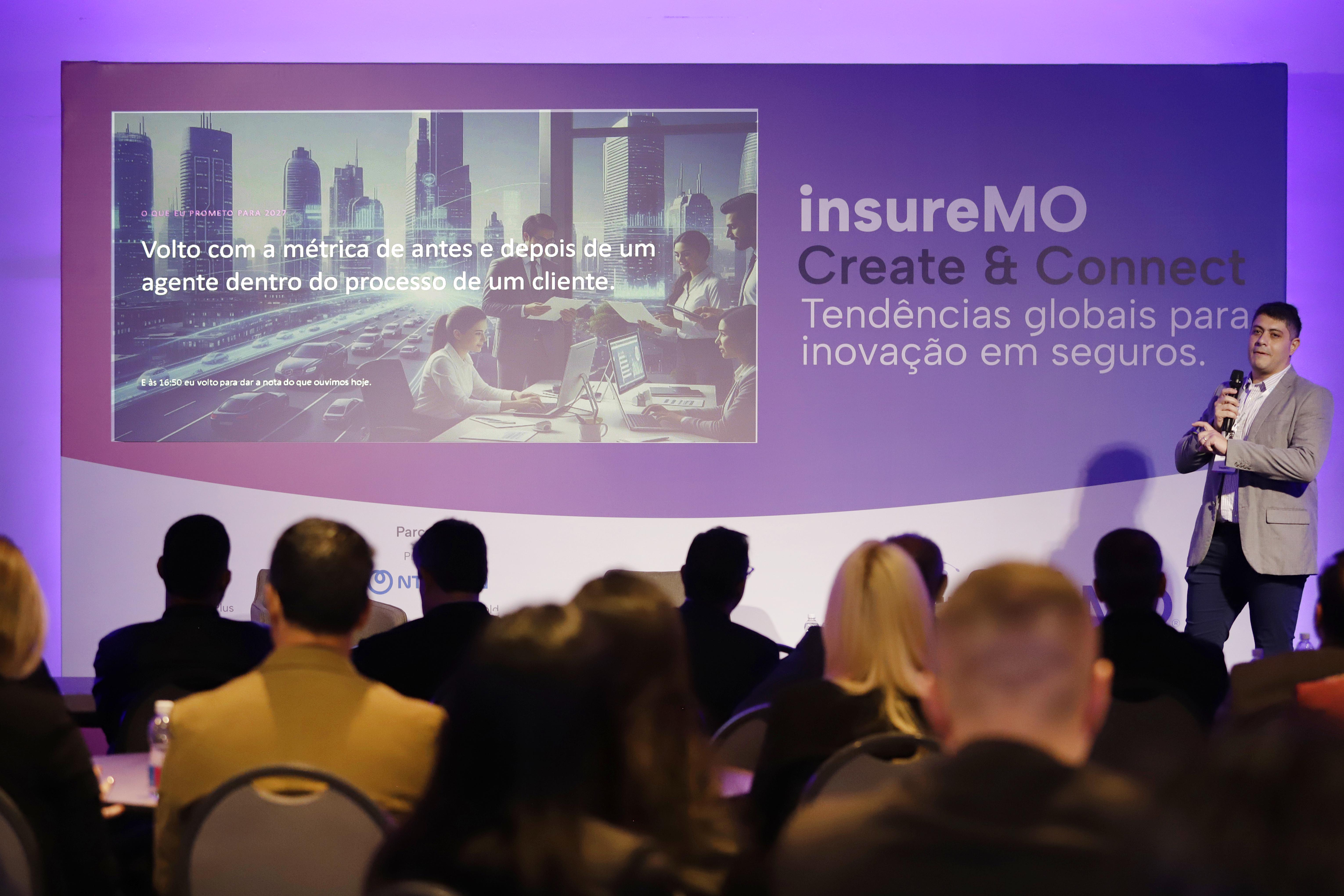 Apresentação no evento InsureMO Create & Connect diante da plateia